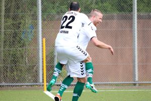 Soner Hayran (li.) und Jan Eggers (re.) feiern die frühe Führung der Gäste. Foto: Heiden