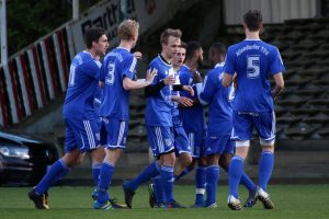 Glückliche Niendorfer bejubeln den schönen Führungstreffer durch Kevin Trenel. Foto: Heiden