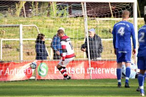 Schöner Ausgleichstreffer durch AFC-Kicker Nick Brisevac: Ob der Ball so gewollt war? Foto: Heiden