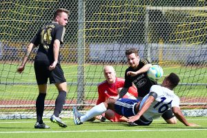 Klärte Mike Theis (li.) den Ball in dieser Situation regelwidrig mit der Hand? Foto: KBS-Picture