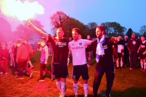 Finn Lasse Thomas (li.) feiert die Meisterschaft mit Pyrotechnik im "Estadio Dasse". Foto: KBS-Picture