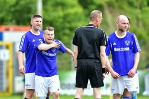 Die Spieler von Halstenbek-Rellingen (u.a. Siebert) verstehen die Welt nicht mehr. Foto: KBS-Picture