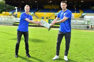 Yannick Sottorf (li.) und Philipp Koch (re.) streiten sich um den Oddset-Pokal. Foto: KBS-Picture