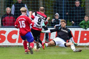 Tim Jeske (li.) nutzte den Fehler von AFC-Kicker Jakob Sachs zum 2:1-Siegtreffer. Foto: KBS-Picture