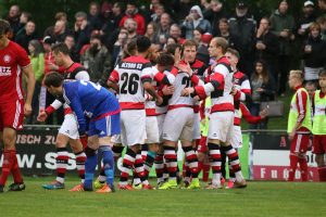 Hier war die Welt noch in Ordnung: Die AFC-Kicker bejubeln das 2:1 von Jakob Drinkuth. Foto: Heiden