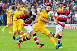 AFC-Urgestein Jakob Sachs (li.) versucht den Ball von Lion Gosch zu ergattern. Foto: KBS-Picture