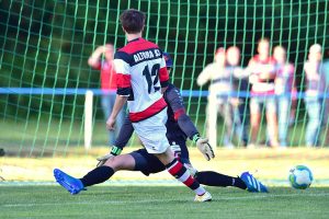 Pablo Kunter schiebt die Kugel rechts an Northeim-Keeper Jannik Strüber vorbei. Foto: KBS-Picture