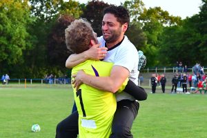 AFC-Coach Berkan Algan (re.) und sein Torwart Joshua Du Preez umarmen sich. Foto: KBS-Picture