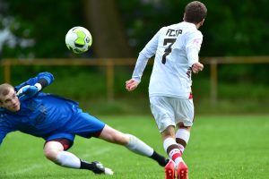 Marcel Sobotta (re.) chipt den Ball über noch AFC-Keeper Antunovic hinweg ins Tor. Foto: KBS-Picture