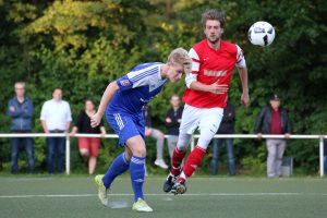 Vico Meien köpft die Kugel aus der Defensive wieder zu den Offensivkickern. Foto: Heiden