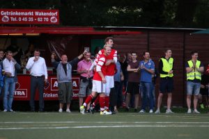 Fabian Lukas Rocow feierte seinen Treffer mit seinen Teamkollegen am Bierstand. Foto: Heiden