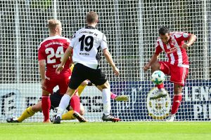 Deran Toksöz (re.) ballert die Kugel noch vor der weißen Kreidelinie weg. Foto: KBS-Picture