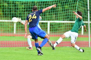 Nick Scharkowski (li.) trifft zum 4:1, Wedel-Keeper Steen bleibt ohne Chance. Foto: KBS-Picture