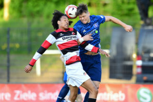 Youngster-Duell: Edu Mesenholl (li.) verliert das Kopfballduell gegen Ulbricht. Foto: KBS-Picture